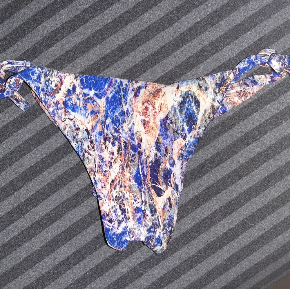 Cheeky bikini bottoms L